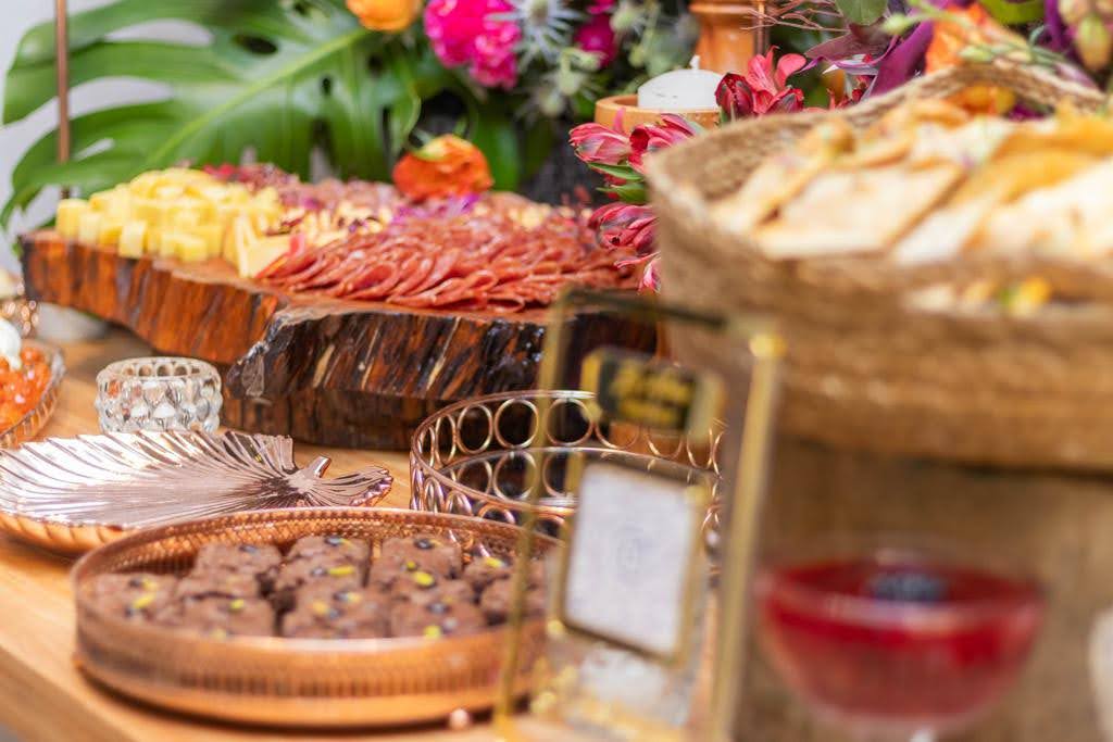 Mesa posta sofisticada para evento gourmet